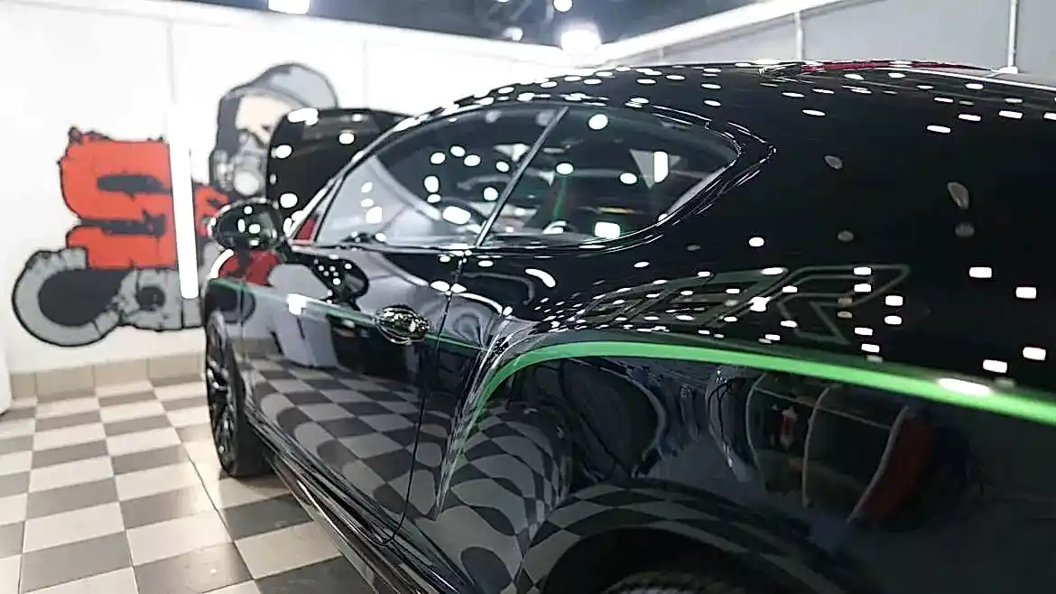 Оклейка крыши авто черной пленкой, детейлинг центр SA CarLounge в Москве