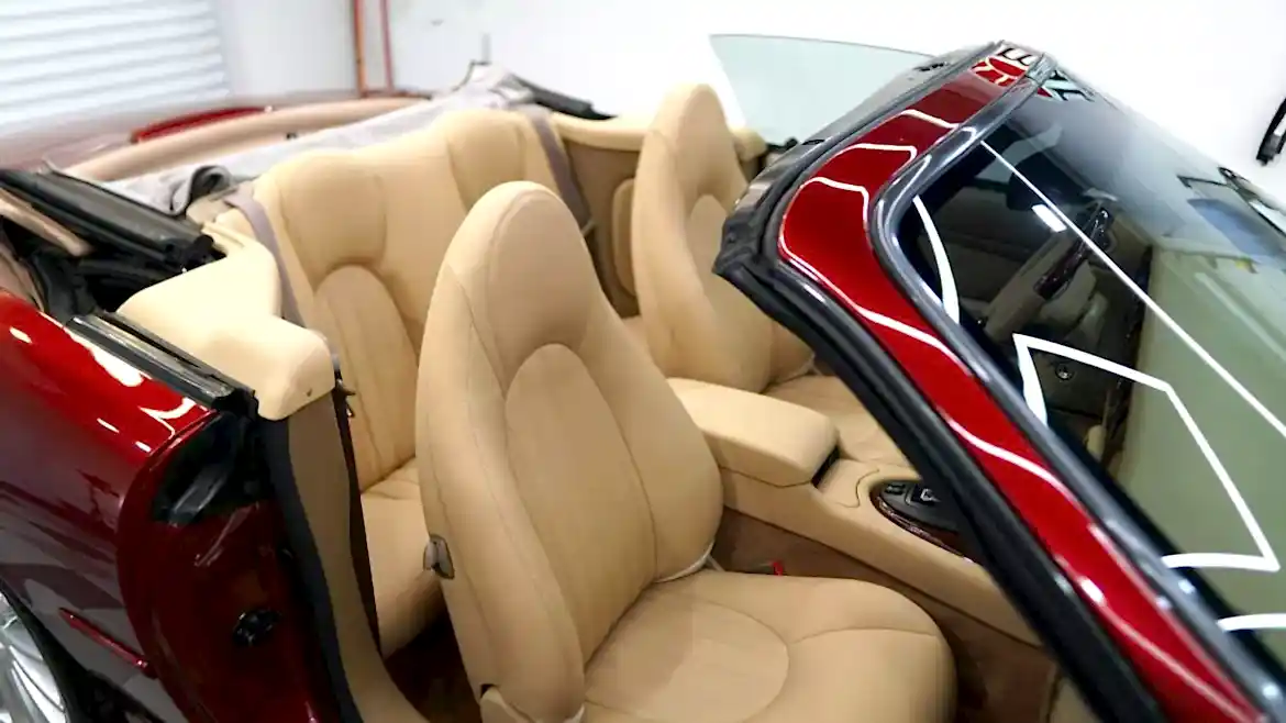 Перетяжка деталей салона автомобиля в детейлинг центре SA CarLounge в Москве