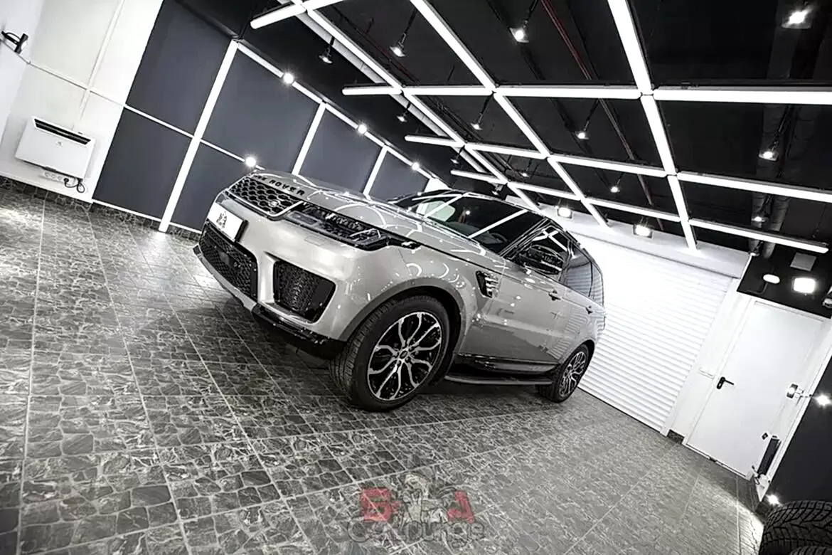 Нанесение защитного покрытия на кузов автомобиля в детейлинг центре САКарЛаунж в Москве