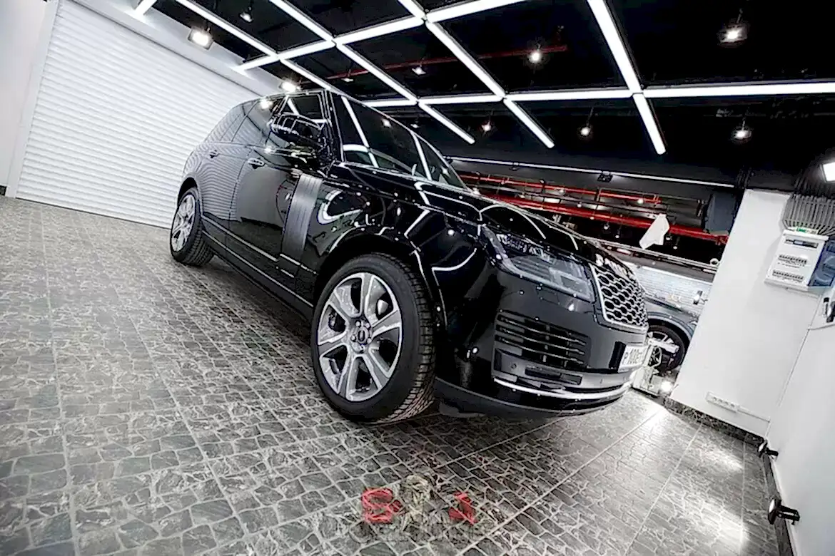 Нанесение защитного покрытия на кузов автомобиля в детейлинг центре САКарЛаунж в Москве
