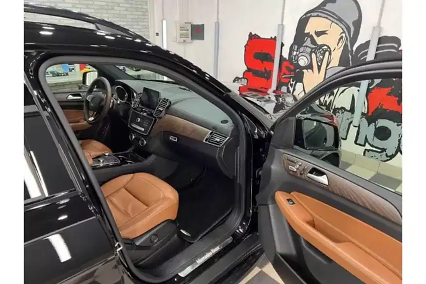 Перетяжка салона термокожей в детейлинг центре SA CarLounge в Москве